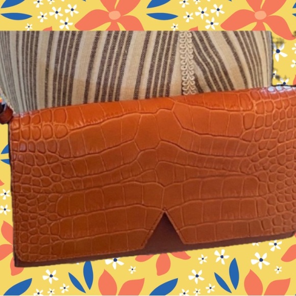 Vince embossed croc leather Carmel crossbody with adjustable strap - Picture 3 of 16